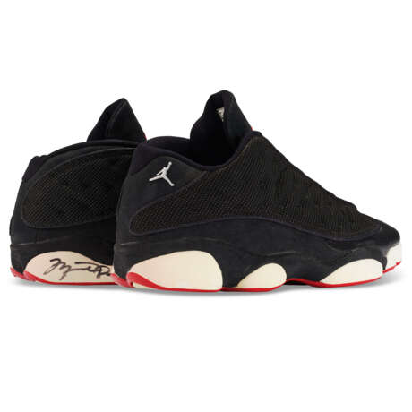 MICHAEL JORDAN GAME-WORN & DUAL SIGNED PLAYER EXCLUSIVE AIR JORDAN LOW XIII SNEAKERS - фото 8