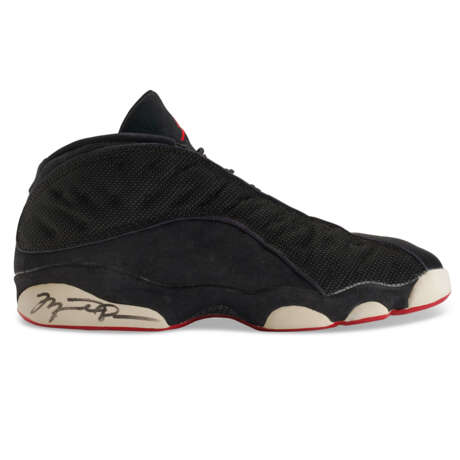 MICHAEL JORDAN GAME-WORN & DUAL SIGNED PLAYER EXCLUSIVE AIR JORDAN LOW XIII SNEAKERS - фото 13