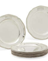 DOUZE ASSIETTES DE TABLE EN ARGENT