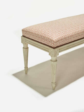 PAIRE DE BANQUETTES DE STYLE LOUIS XVI - photo 4