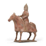 TWO PAINTED POTTERY FIGURES OF HORSES AND RIDERS - Foto 2