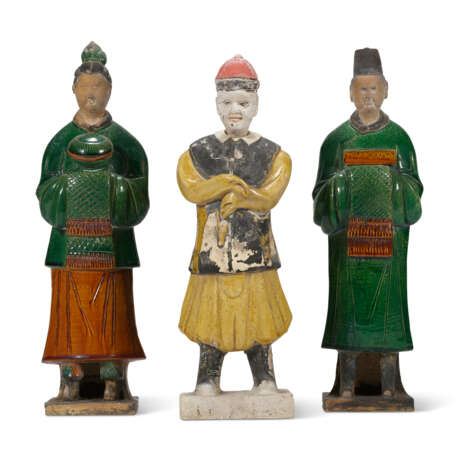 A YELLOW-GLAZED POTTERY FIGURE AND TWO GREEN AND AMBER-GLAZED POTTERY FIGURES OF ATTENDANTS - фото 1