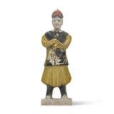 A YELLOW-GLAZED POTTERY FIGURE AND TWO GREEN AND AMBER-GLAZED POTTERY FIGURES OF ATTENDANTS - фото 2