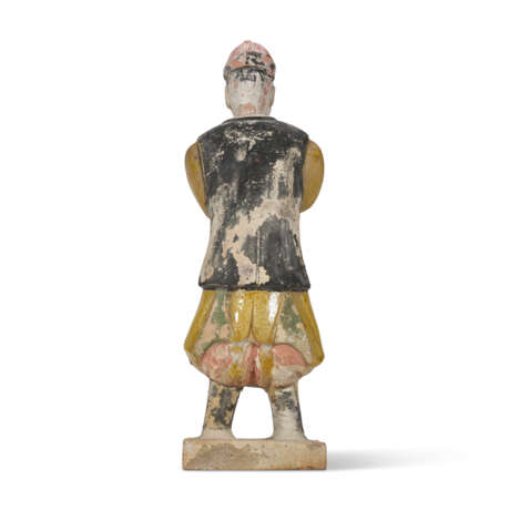 A YELLOW-GLAZED POTTERY FIGURE AND TWO GREEN AND AMBER-GLAZED POTTERY FIGURES OF ATTENDANTS - фото 3