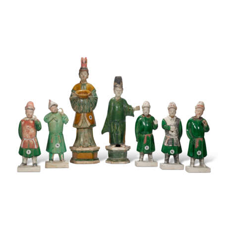 A GROUP OF SEVEN GREEN AND AMBER GLAZED POTTERY FIGURES - Foto 1