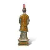A GROUP OF SEVEN GREEN AND AMBER GLAZED POTTERY FIGURES - Foto 3