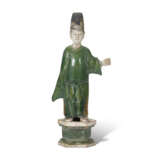 A GROUP OF SEVEN GREEN AND AMBER GLAZED POTTERY FIGURES - Foto 4