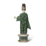 A GROUP OF SEVEN GREEN AND AMBER GLAZED POTTERY FIGURES - Foto 5