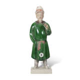 A GROUP OF SEVEN GREEN AND AMBER GLAZED POTTERY FIGURES - Foto 6