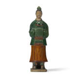 A YELLOW-GLAZED POTTERY FIGURE AND TWO GREEN AND AMBER-GLAZED POTTERY FIGURES OF ATTENDANTS - Foto 6