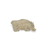 A STRAW-GLAZED MOULDED POTTERY FIGURE OF A RECUMBENT RAM AND A WHITE-GLAZED POTTERY OF A RECUMBENT BOAR - фото 2