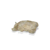 A STRAW-GLAZED MOULDED POTTERY FIGURE OF A RECUMBENT RAM AND A WHITE-GLAZED POTTERY OF A RECUMBENT BOAR - фото 3