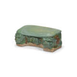 A GREEN-AND-AMBER-GLAZED ‘DOUBLE-LION’ PILLOW - Foto 1