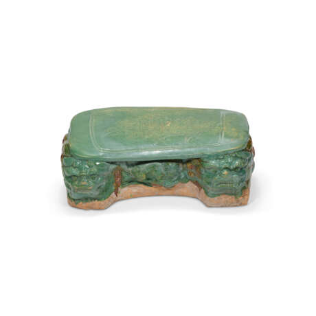 A GREEN-AND-AMBER-GLAZED ‘DOUBLE-LION’ PILLOW - Foto 2
