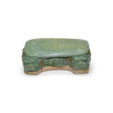 A GREEN-AND-AMBER-GLAZED ‘DOUBLE-LION’ PILLOW - Foto 2