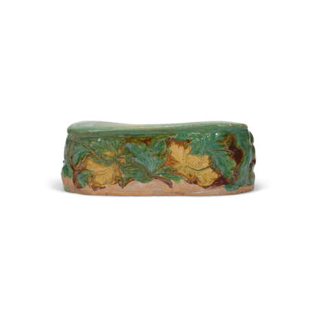 A GREEN-AND-AMBER-GLAZED ‘DOUBLE-LION’ PILLOW - фото 3