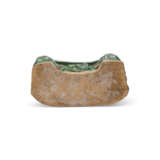 A GREEN-AND-AMBER-GLAZED ‘DOUBLE-LION’ PILLOW - Foto 5