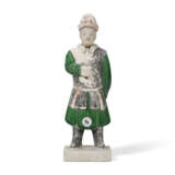 A GROUP OF SEVEN GREEN AND AMBER GLAZED POTTERY FIGURES - Foto 8
