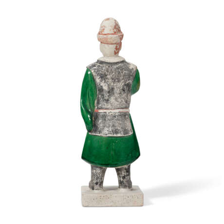 A GROUP OF SEVEN GREEN AND AMBER GLAZED POTTERY FIGURES - фото 9
