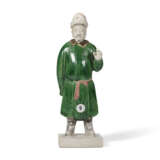 A GROUP OF SEVEN GREEN AND AMBER GLAZED POTTERY FIGURES - Foto 10