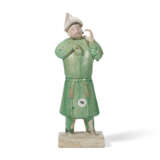 A GROUP OF SEVEN GREEN AND AMBER GLAZED POTTERY FIGURES - Foto 12