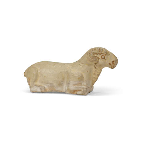 A STRAW-GLAZED MOULDED POTTERY FIGURE OF A RECUMBENT RAM AND A WHITE-GLAZED POTTERY OF A RECUMBENT BOAR - фото 5