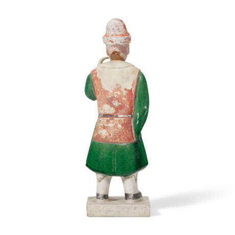 A GROUP OF SEVEN GREEN AND AMBER GLAZED POTTERY FIGURES - фото 15