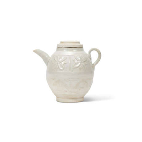 A SMALL QINGBAI GLAZED EWER AND COVER - photo 1