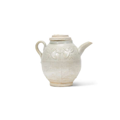 A SMALL QINGBAI GLAZED EWER AND COVER - фото 2