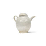 A SMALL QINGBAI GLAZED EWER AND COVER - фото 2