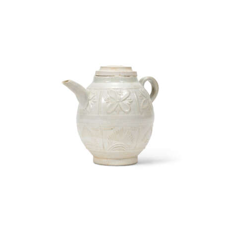 A SMALL QINGBAI GLAZED EWER AND COVER - photo 3