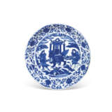 A BLUE AND WHITE ‘FOREIGNERS PRESENTING TREASURES’ DISH - фото 1