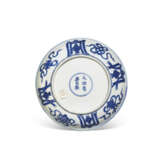 A BLUE AND WHITE ‘FOREIGNERS PRESENTING TREASURES’ DISH - Foto 2