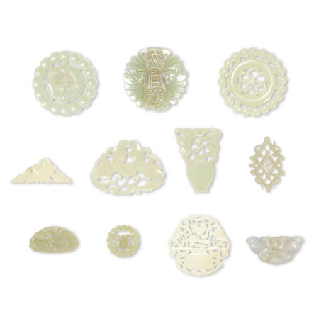A GROUP OF ELEVEN WHITE AND PALE CELADON JADE OPENWORK ORNAMENTS - Foto 1