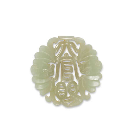 A GROUP OF ELEVEN WHITE AND PALE CELADON JADE OPENWORK ORNAMENTS - Foto 2