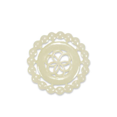 A GROUP OF ELEVEN WHITE AND PALE CELADON JADE OPENWORK ORNAMENTS - Foto 3