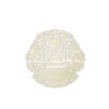 A GROUP OF ELEVEN WHITE AND PALE CELADON JADE OPENWORK ORNAMENTS - Foto 7