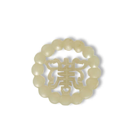 A GROUP OF ELEVEN WHITE AND PALE CELADON JADE OPENWORK ORNAMENTS - Foto 10