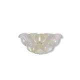 A GROUP OF ELEVEN WHITE AND PALE CELADON JADE OPENWORK ORNAMENTS - Foto 11