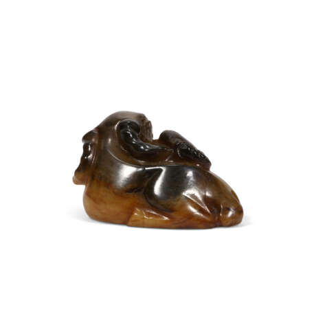 A SMALL AMBER JADE CARVING OF A RECUMBENT RAM - photo 4