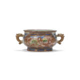 A PAINTED ENAMEL AND GILT-DECORATED 'EUROPEAN SUBJECT' DEHUA CENSER - Foto 1