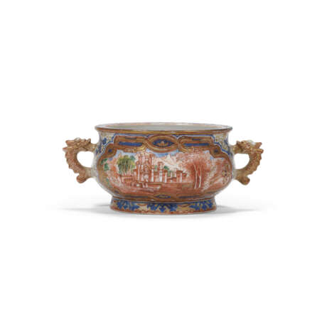 A PAINTED ENAMEL AND GILT-DECORATED 'EUROPEAN SUBJECT' DEHUA CENSER - Foto 2