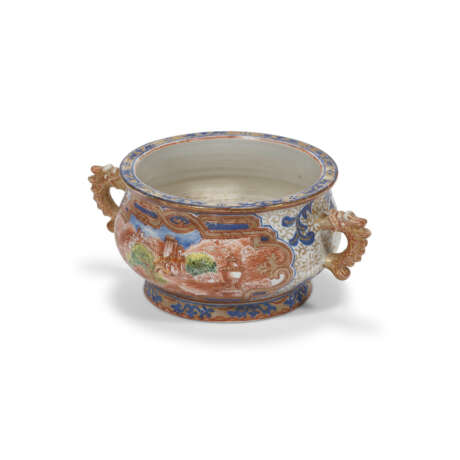A PAINTED ENAMEL AND GILT-DECORATED 'EUROPEAN SUBJECT' DEHUA CENSER - Foto 3