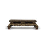 A MOTHER-OF-PEARL INLAID LOW TABLE - Foto 5