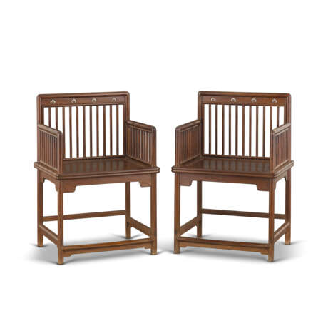 A PAIR OF HUANGHUALI LOW BACK ARMCHAIRS, MEIGUIYI - Foto 1
