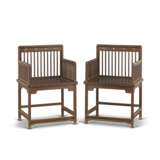 A PAIR OF HUANGHUALI LOW BACK ARMCHAIRS, MEIGUIYI - Foto 1