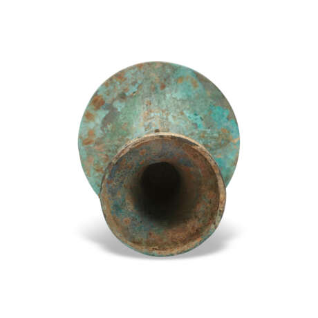 A BRONZE RITUAL WINE VESSEL, GU - Foto 4