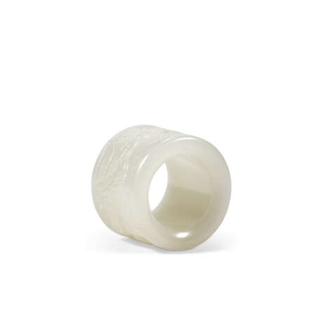 A CARVED WHITE JADE ‘HORSES IN LANDSCAPE’ THUMB RING - photo 3