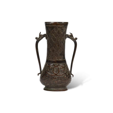 A BRONZE ‘DRAGON AND FLAMING PEARL’ TWO-HANDLED VASE - фото 1