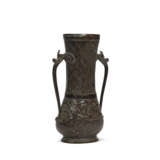 A BRONZE ‘DRAGON AND FLAMING PEARL’ TWO-HANDLED VASE - Foto 2